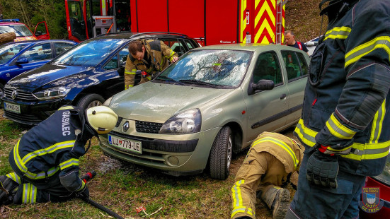 Požar pri motorju osebnega vozila, Gozd, 8. april 2017