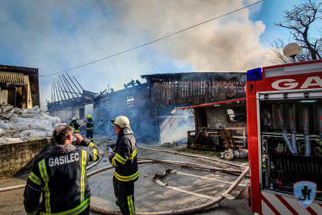 Požar gospodarskega poslopja in hiše, Hudo, 29. 1. 2020