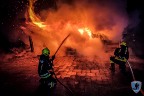 Požar vozila in nadstreška, Sebenje, 6. 4. 2023