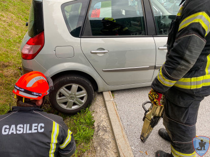 Vozilo zapeljalo čez robnik in nasedlo - Tržič, 24.7.2023