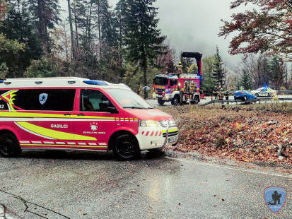 Vozilo je nasedlo na ograjo - Ljubelj, 2.11.2023