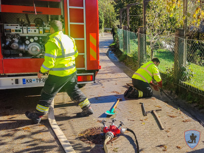 Voda ogroža garažo zaradi zamašenega propusta - Bistrica pri Tržiču, 5.11.2023
